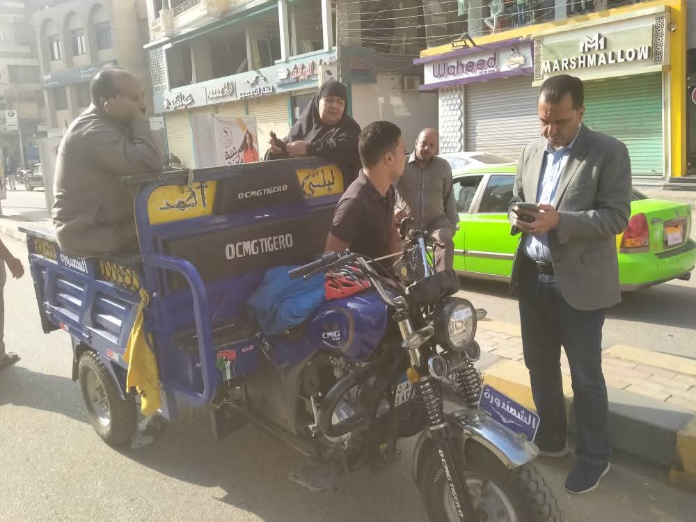 ضبط تروسيكلات مخالفة لتحميلها ركابًا وتعريض حياتهم للخطر بالمنوفية
