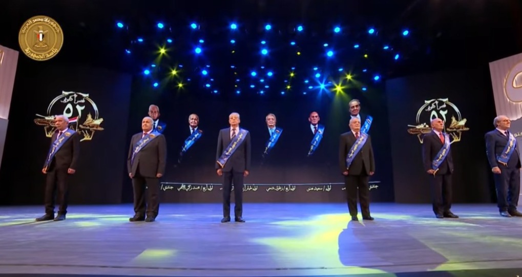 <strong>الرئيس السيسي مع أبطال حرب أكتوبر</strong>