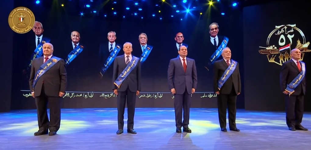 <strong>الرئيس السيسي مع أبطال حرب أكتوبر</strong>
