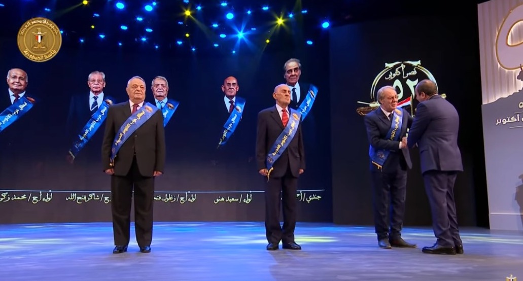 <strong>الرئيس السيسي مع أبطال حرب أكتوبر</strong>