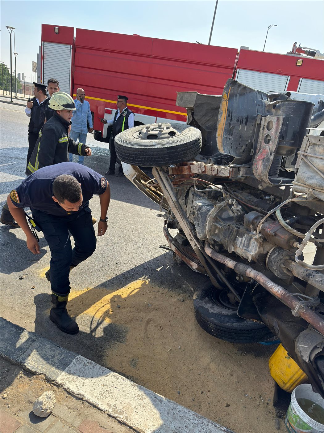 انقلاب سيارة نقل محملة بمخلفات بناء بمحور شينزو آبي بمدينة نصر