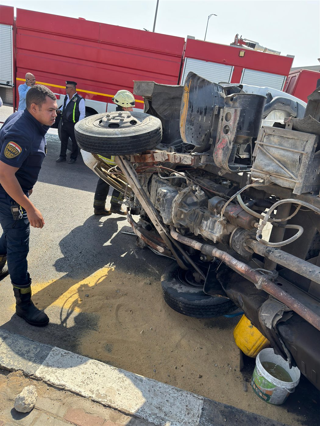 انقلاب سيارة نقل محملة بمخلفات بناء بمحور شينزو آبي بمدينة نصر