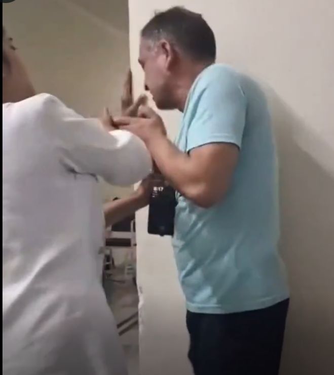 ممرضة هندية تصفع متحرش 