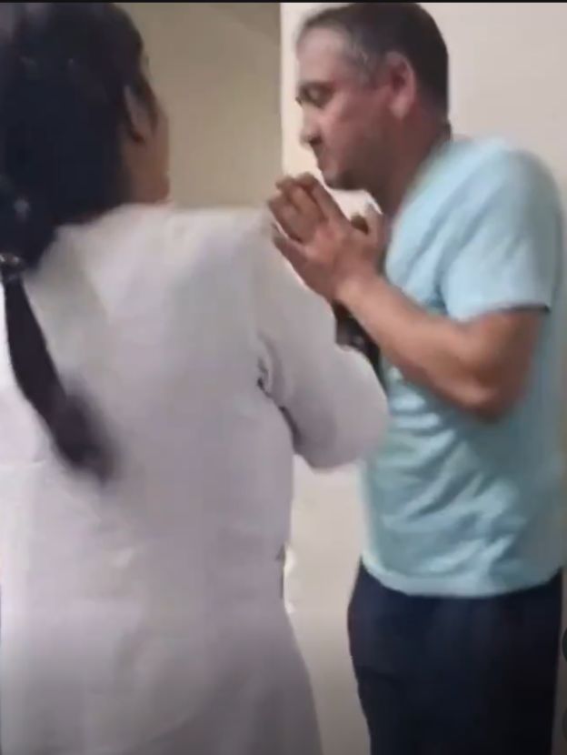 ممرضة هندية تصفع متحرش 