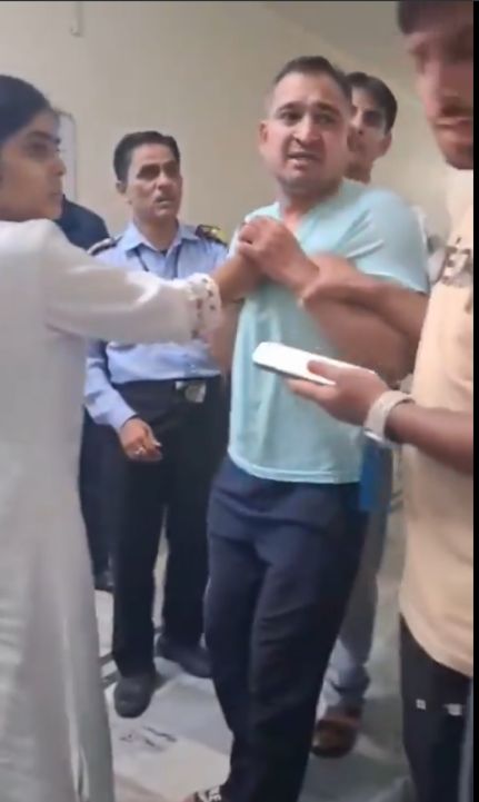 ممرضة هندية تصفع متحرش 