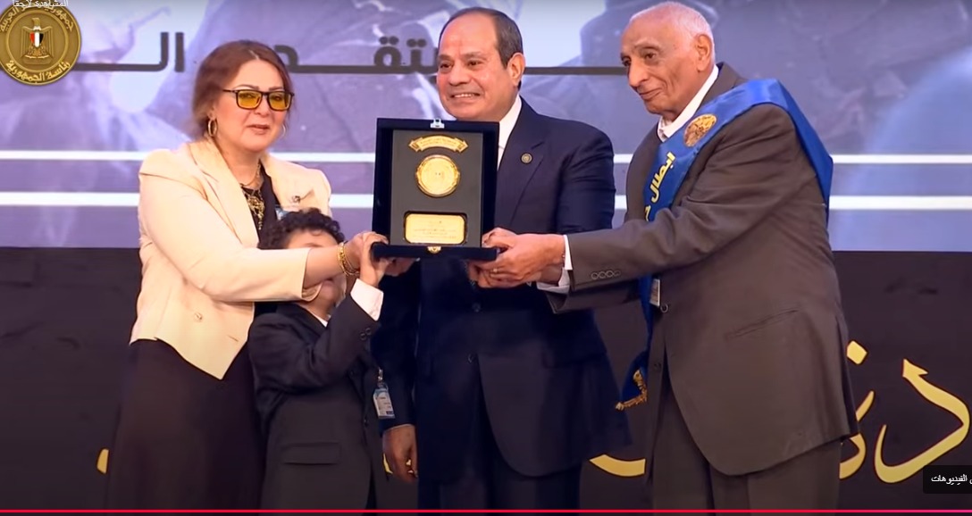 الرئيس السيسي يكرم أبطال نصر أكتوبر الندوة التثقيفية الـ42
