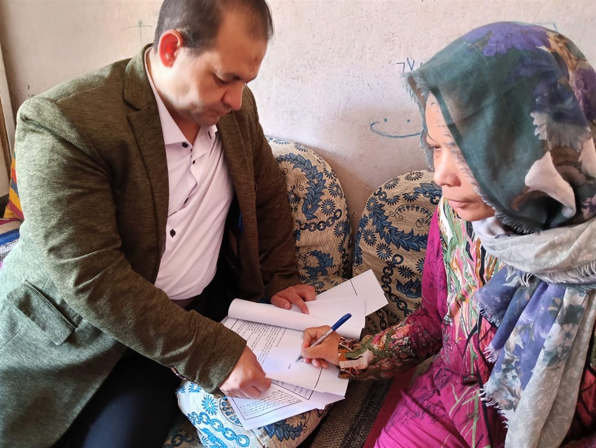 وكيل مديرية العمل بالأقصر وتوفير فرصة عمل لإحدى السيدات 