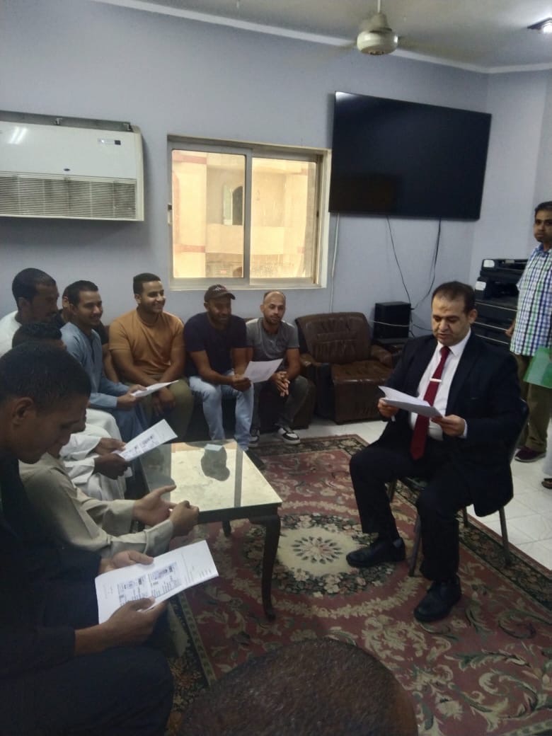 وكيل مديرية العمل بالأقصر وتوفير فرصة عمل لإحدى السيدات 