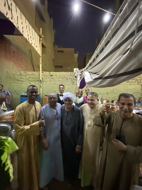 ابو مينا وفرحتة مع جيرانة المسلمين