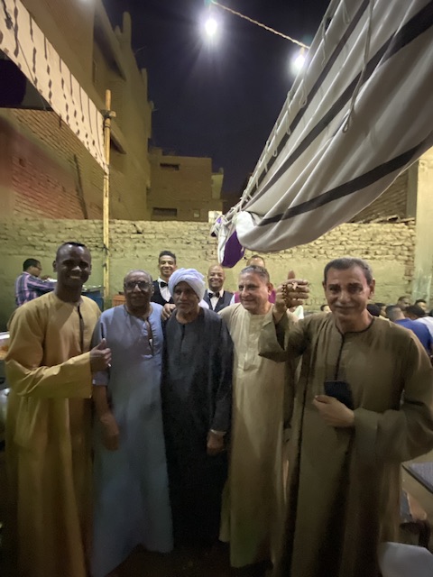 ابو مينا وفرحتة مع جيرانة المسلمين