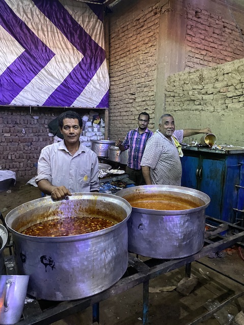 ابو مينا وفرحتة مع جيرانة المسلمين