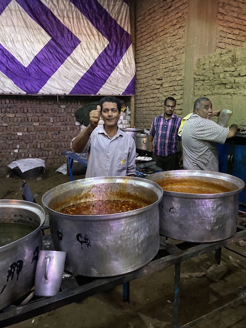 ابو مينا وفرحتة مع جيرانة المسلمين
