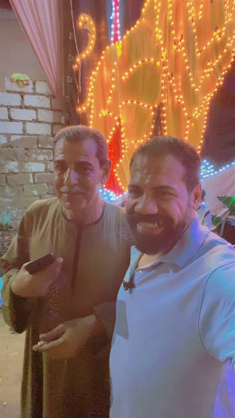 ابو مينا وفرحتة مع جيرانة المسلمين