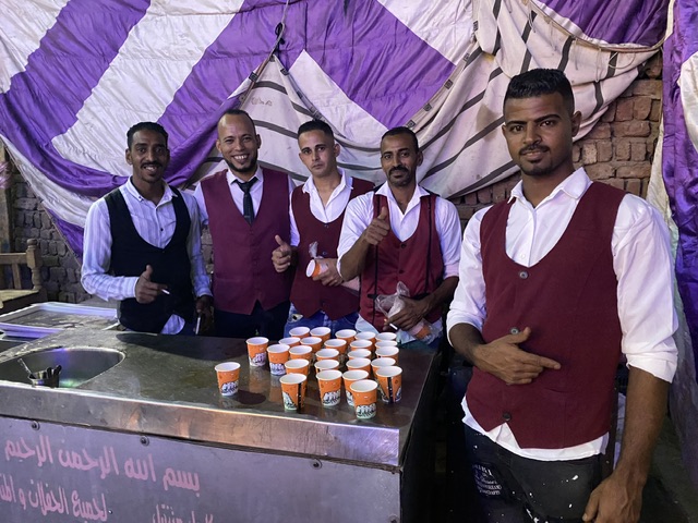 ابو مينا وفرحتة مع جيرانة المسلمين