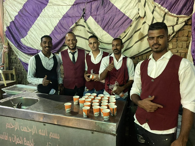 ابو مينا وفرحتة مع جيرانة المسلمين