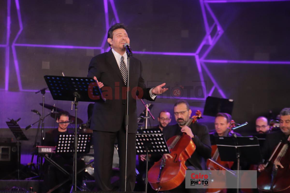 تفاعل هاني شاكر مع جمهوره في حفله الأخير 