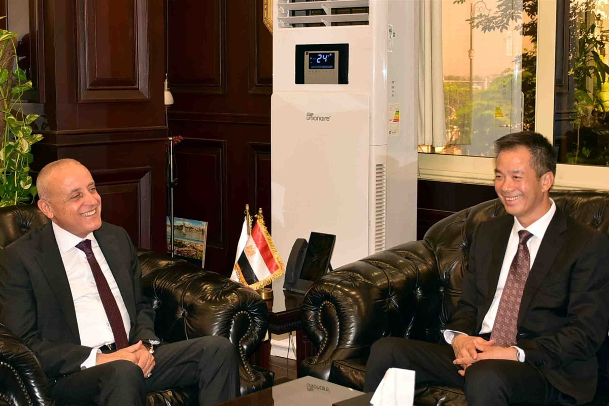 محافظ الأقصر يستقبل وفد صيني 