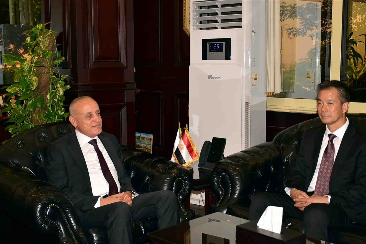 محافظ الأقصر يستقبل وفد صيني 