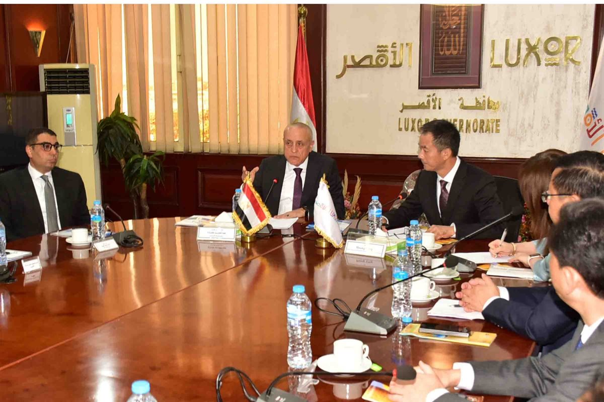 محافظ الأقصر يستقبل وفد صيني 