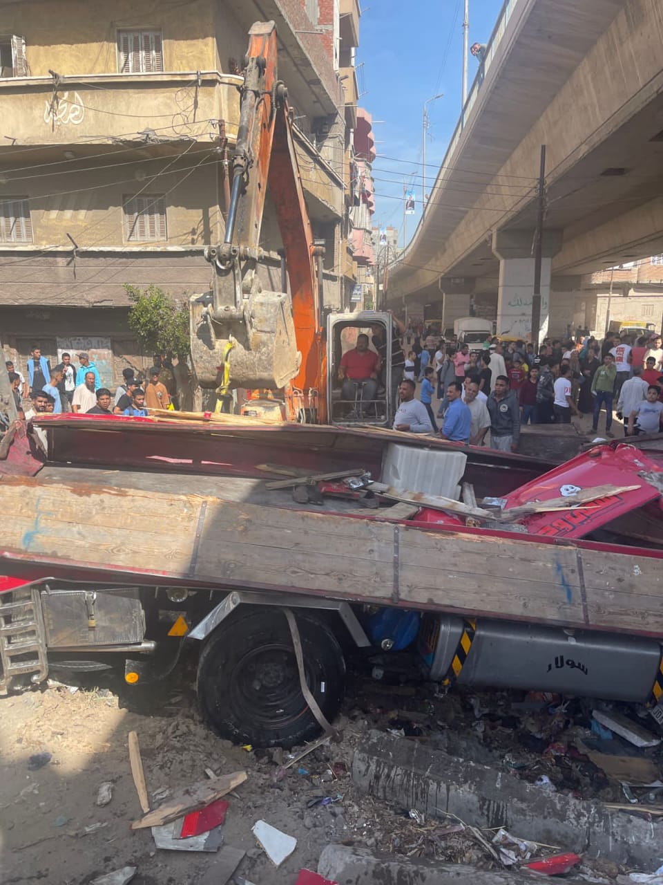 انقلاب سيارة من أعلى كوبري على شريط السكة الحديد بالبحيرة