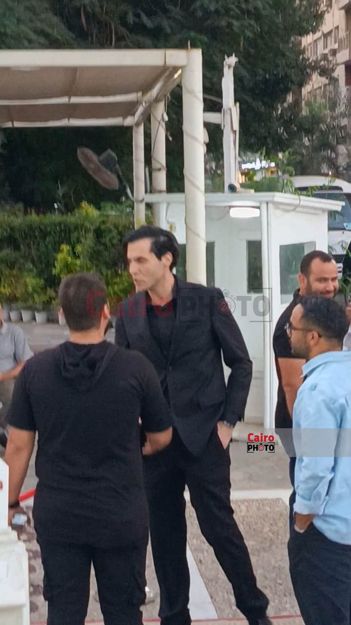 أمير عيد في عزاء والدته