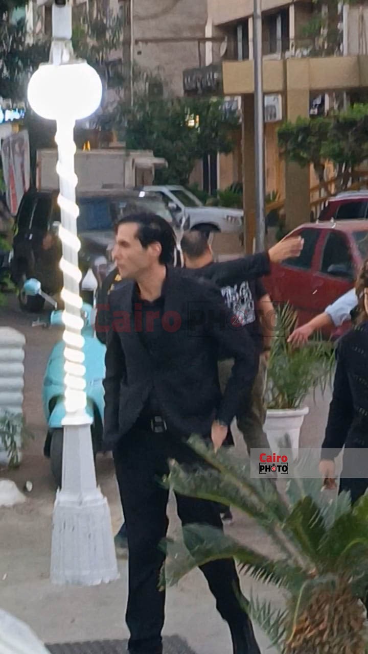 أمير عيد يصل  مسجد حسين صدقي لتلقى عزاء والدته