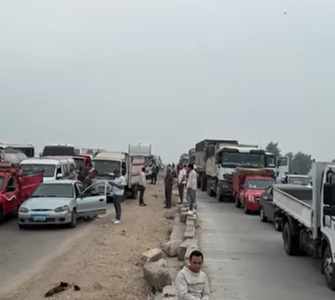 زحام السيارات بسبب غلق بوابات الطريق الإقليمي بالمنوفية 