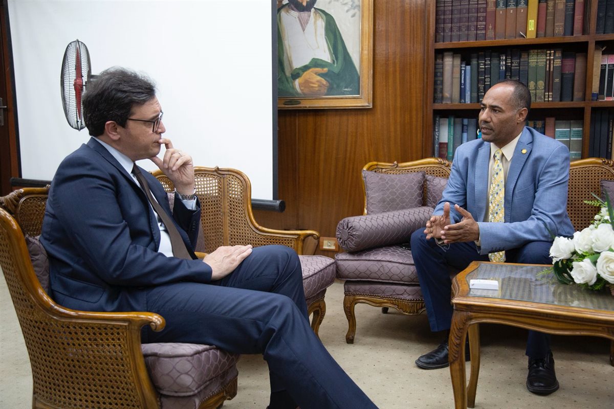 الوزير في هيئة الكتاب 