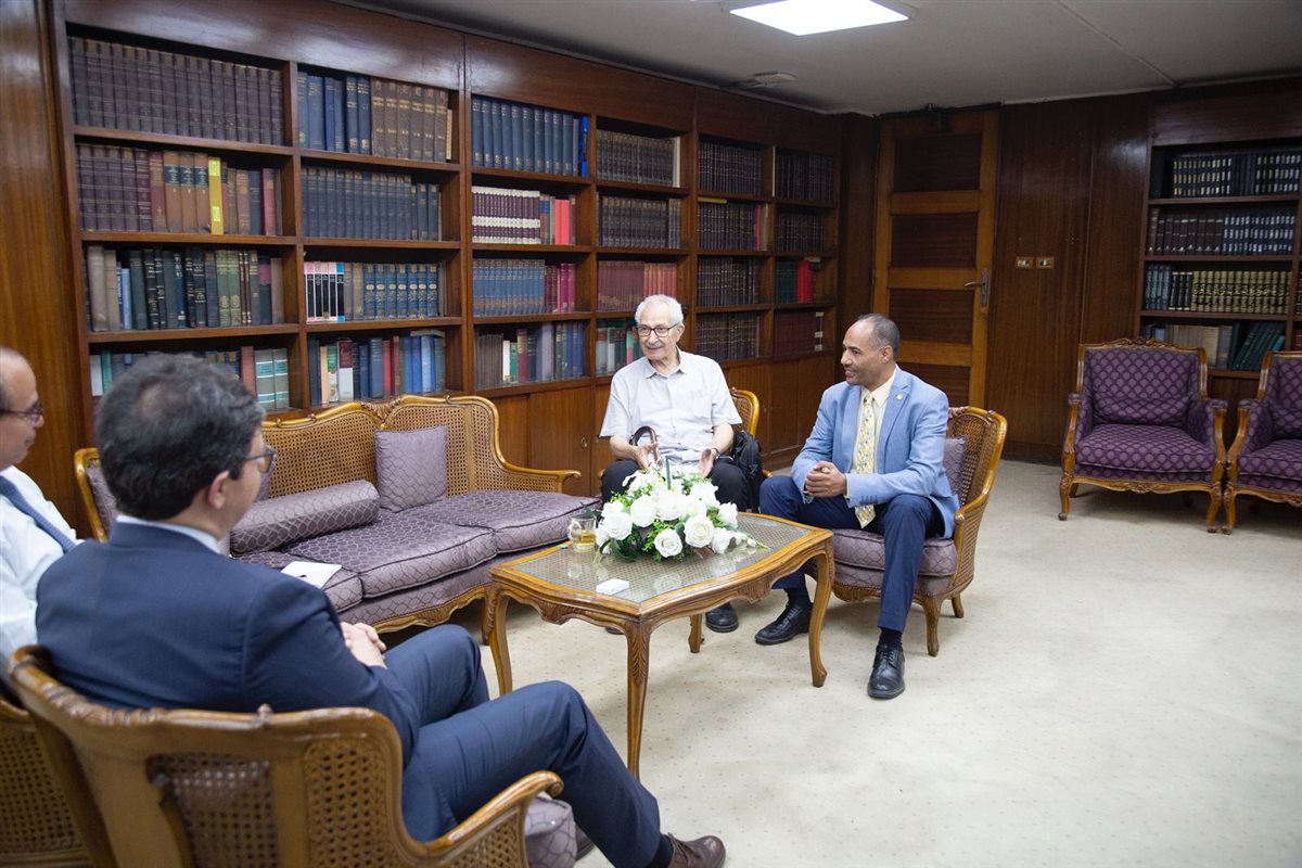 الوزير في هيئة الكتاب 