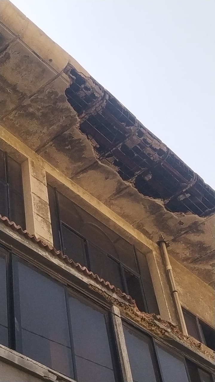 سقوط أجزاء من سور 
