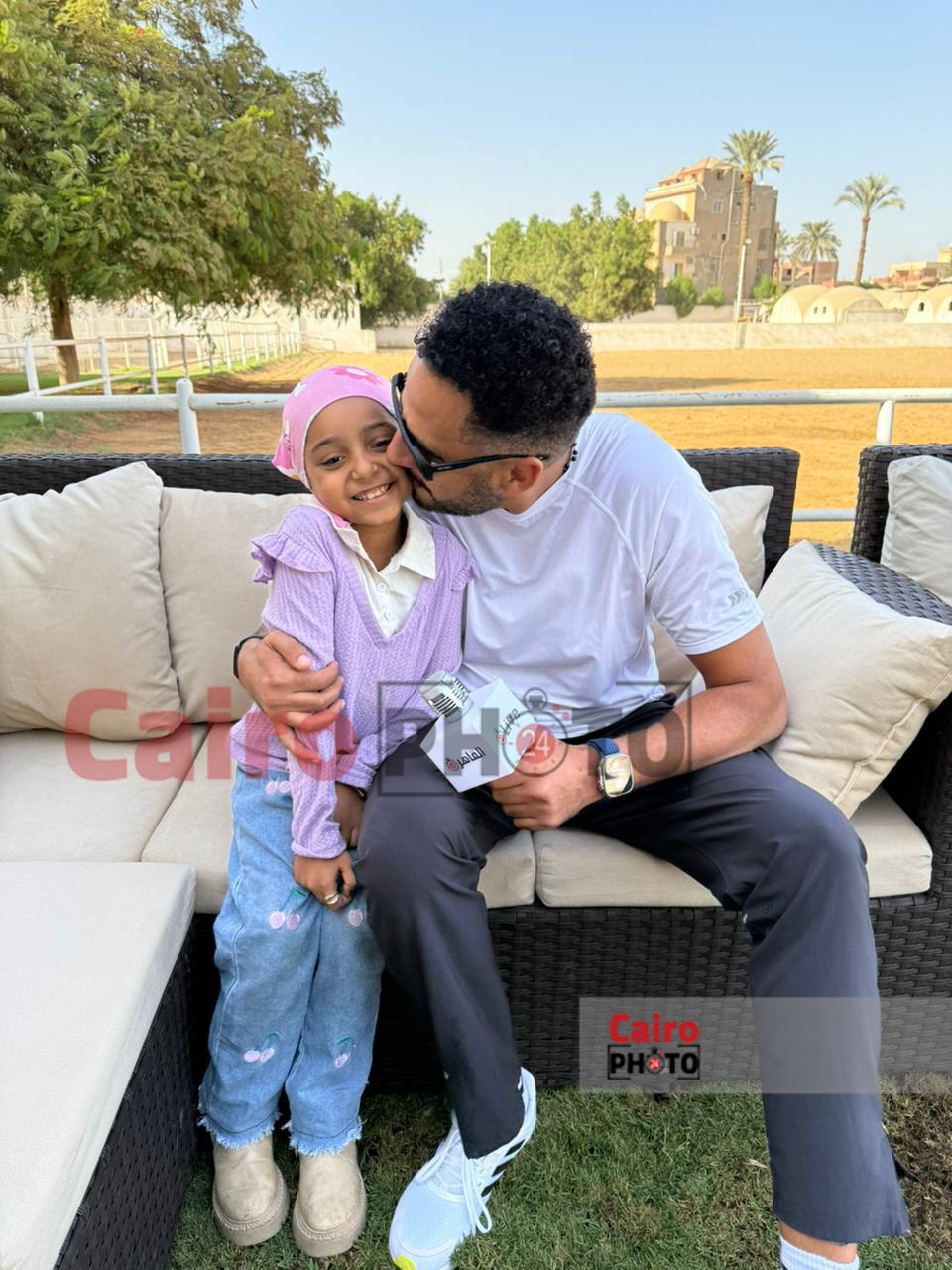 حقق حلمها.. عصام السقا يستجيب لـ طلب الصغيرة ليلى محاربة السرطان بعد طلبها عبر القاهرة 