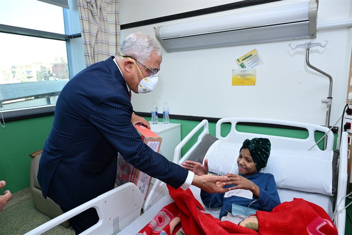 النائب العام يزور مستشفى سرطان الأطفال 57357 