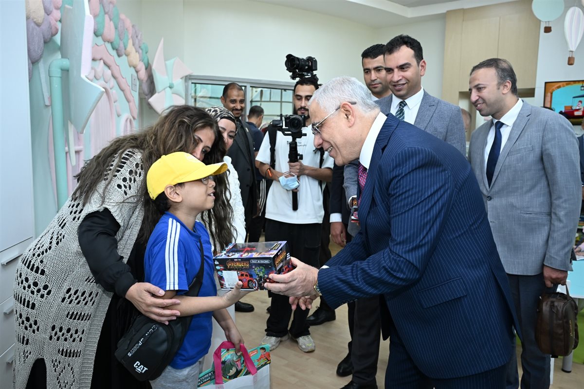 النائب العام يزور مستشفى سرطان الأطفال 57357 