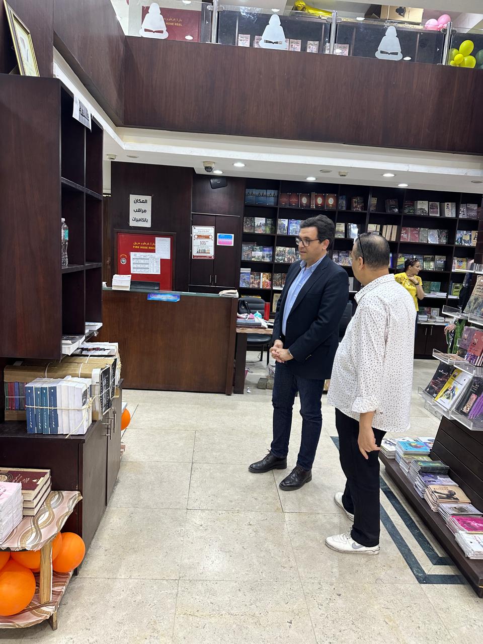 الوزير يتفقد مكتبة شريف