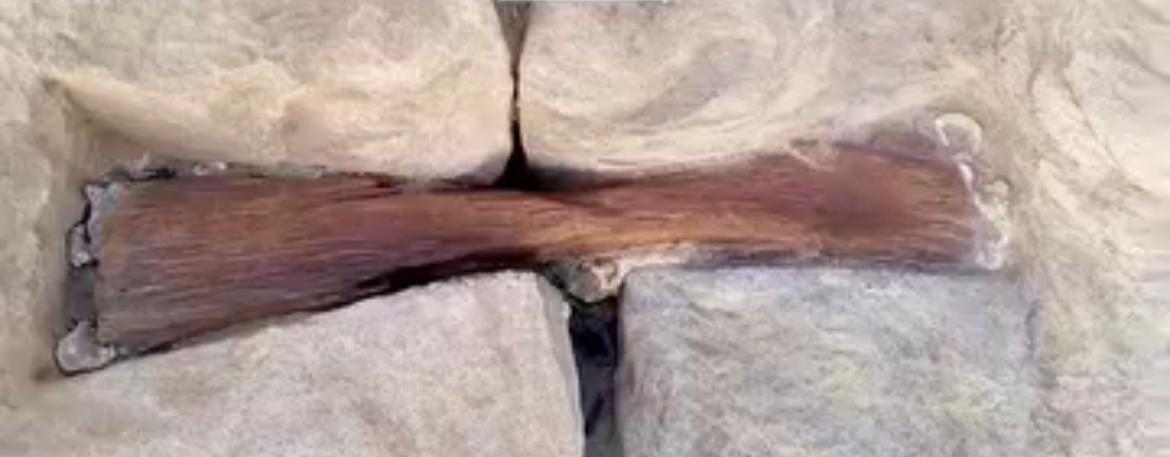 احد الحشوات الخشبية المستخدمة في ربط الاحجار فيما بينها