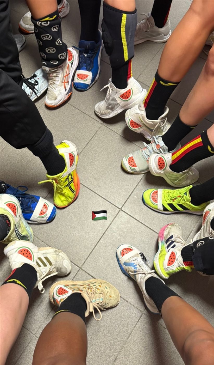 لاعبات منتخب إسبانيا لكرة اليد يوجّهن رسالة احتجاج صامتة خلال مواجهة إسرائيل