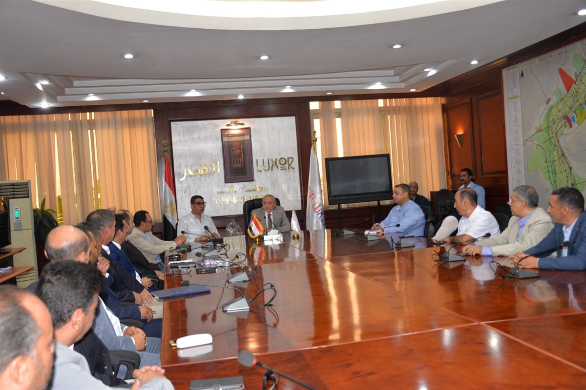 محافظ الأقصر يتابع الاستعدادات للموسم السياحي 