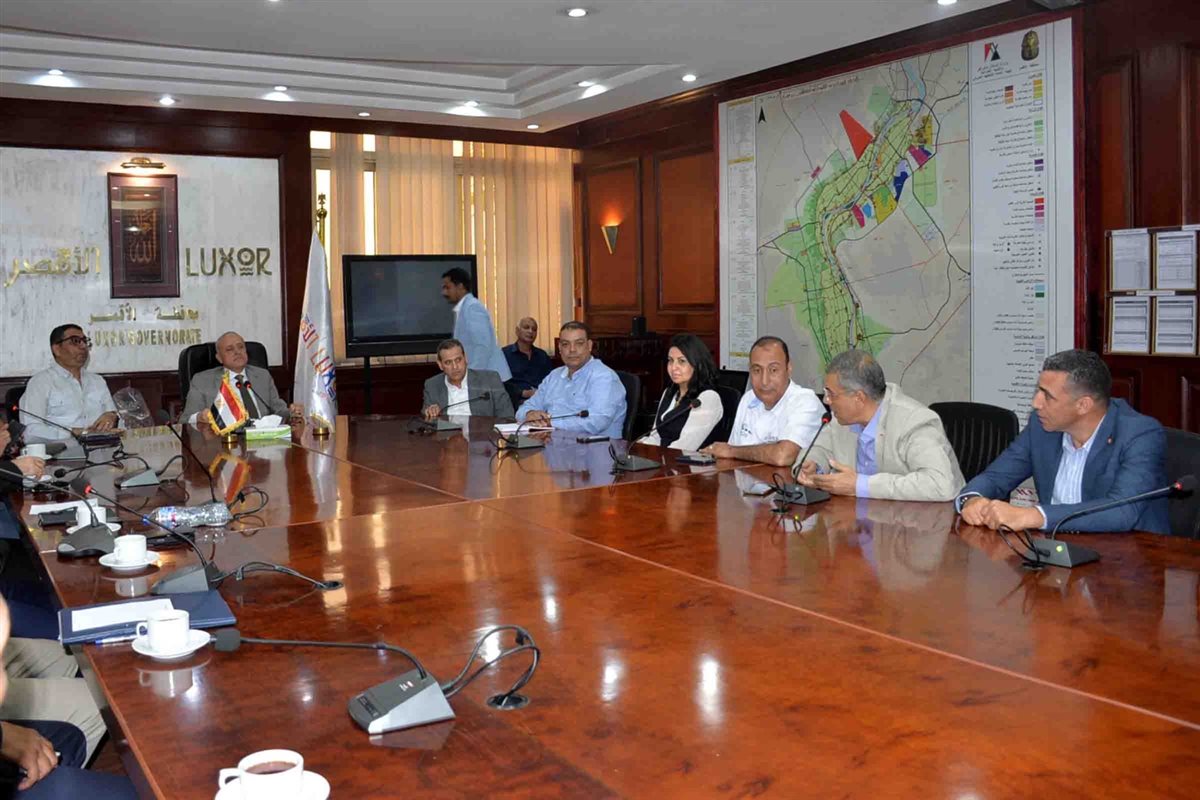 محافظ الأقصر يتابع الاستعدادات للموسم السياحي 