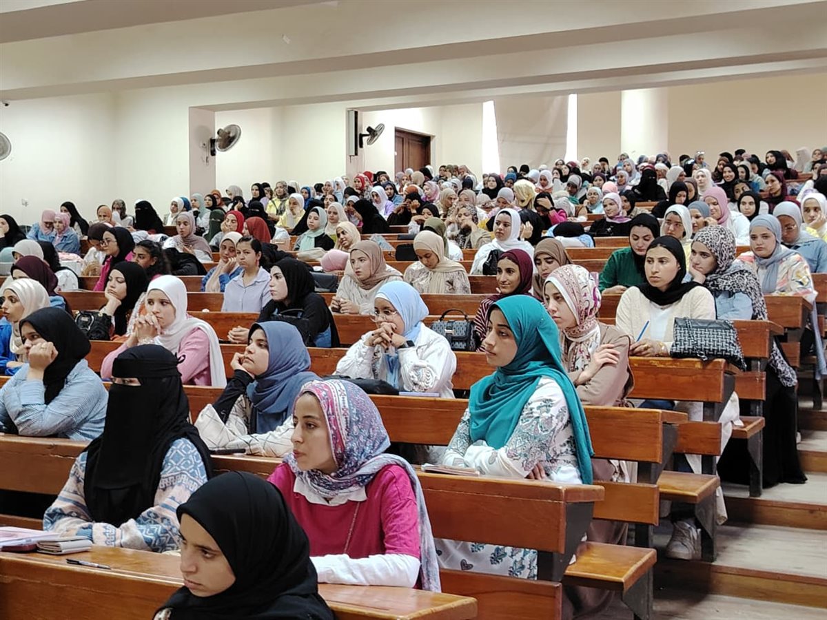 محافظ الفيوم يُكرّم أسر الشهداء ومصابي العمليات الحربية