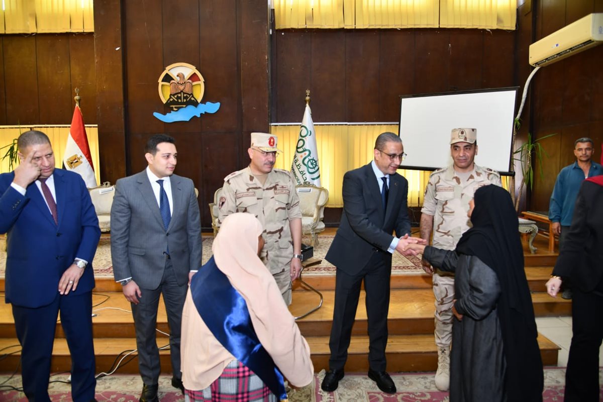 محافظ الفيوم يُكرّم أسر الشهداء ومصابي العمليات الحربية