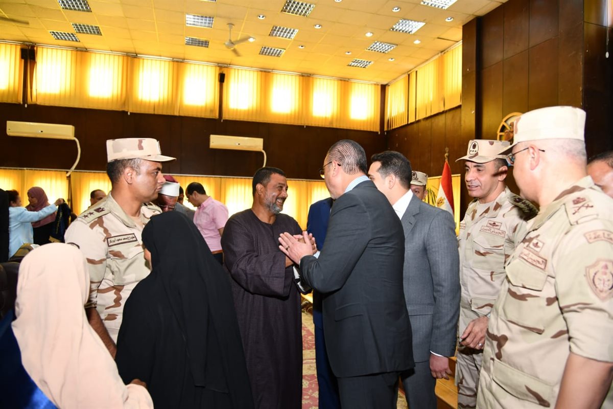 محافظ الفيوم يُكرّم أسر الشهداء ومصابي العمليات الحربية