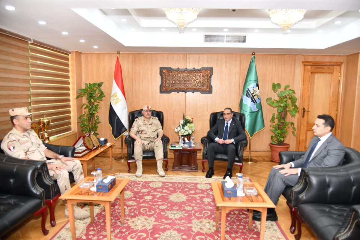 محافظ الفيوم يُكرّم أسر الشهداء ومصابي العمليات الحربية