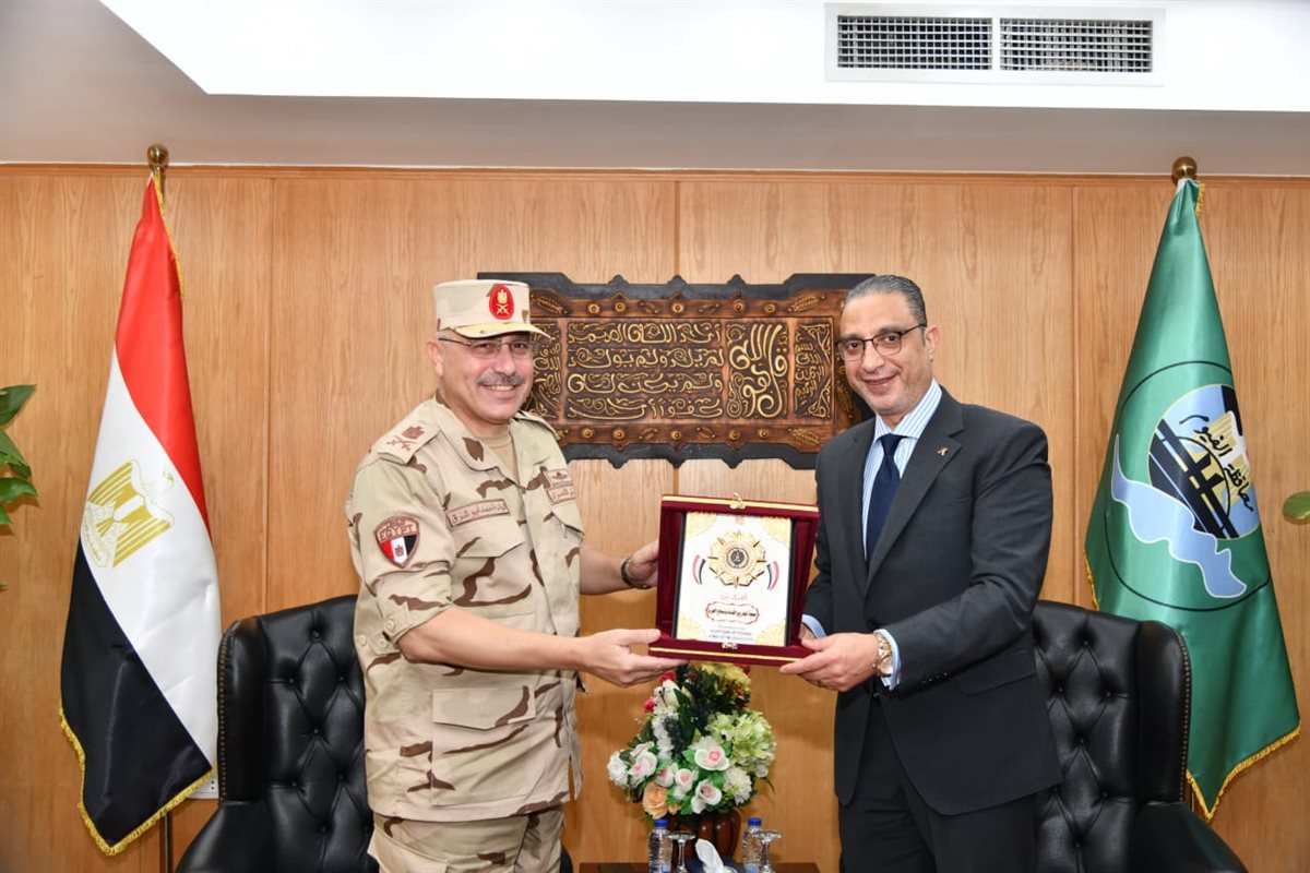 محافظ الفيوم يُكرّم أسر الشهداء ومصابي العمليات الحربية