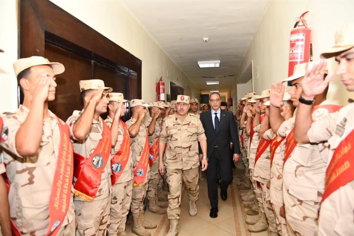 محافظ الفيوم يُكرّم أسر الشهداء ومصابي العمليات الحربية