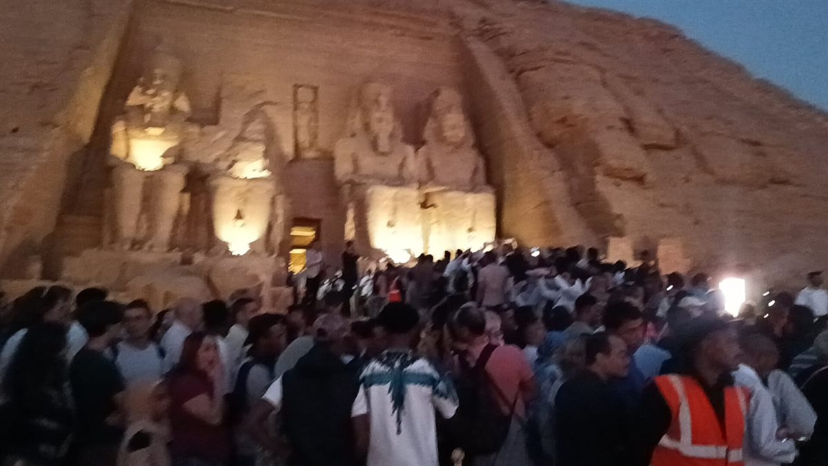 الآلاف من السائحين يتوافدون لمشاهدة تعامد الشمس على وجه رمسيس الثاني بأبو سمبل