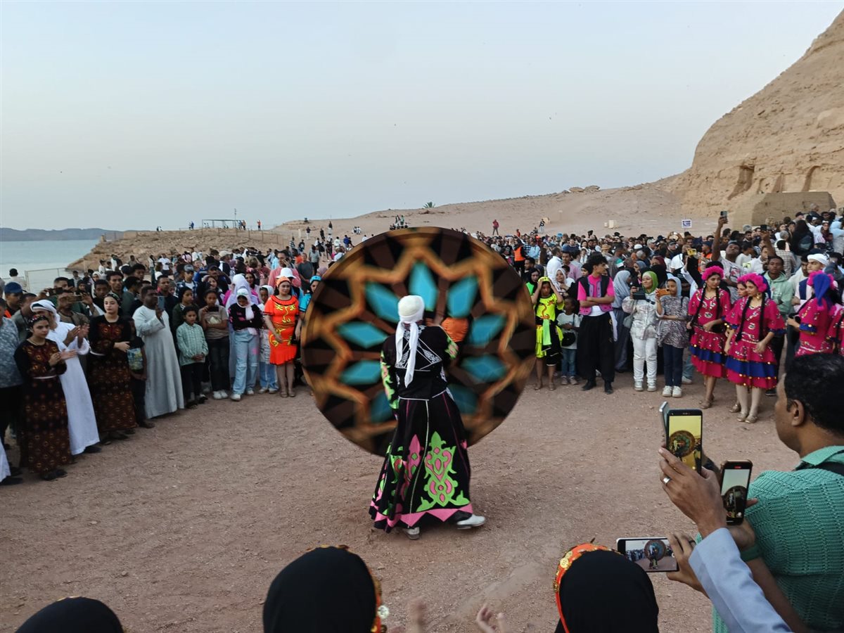 الآلاف من السائحين يتوافدون لمشاهدة تعامد الشمس على وجه رمسيس الثاني بأبو سمبل