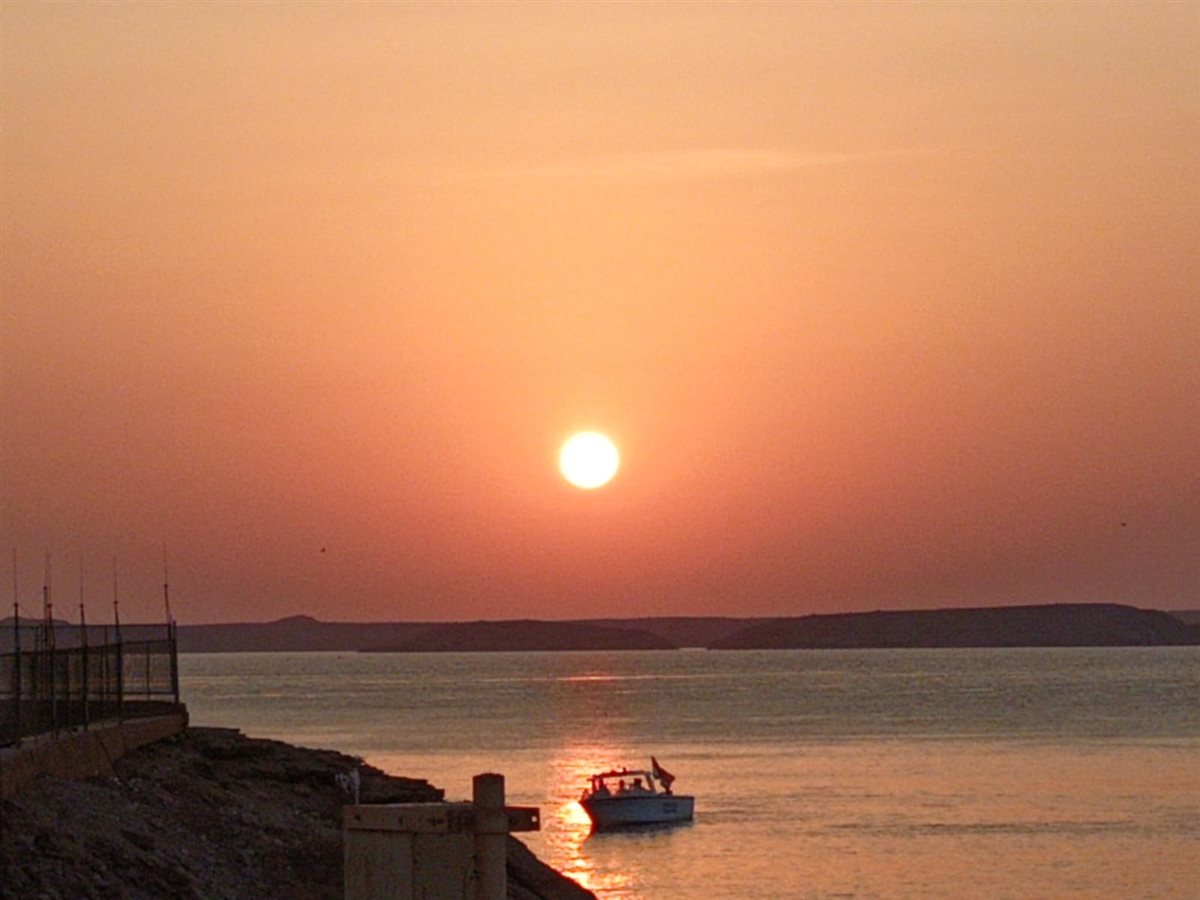 توافد الآلاف من الزائرين لحضور ظاهرة تعامد الشمس على وجه رمسيس الثاني