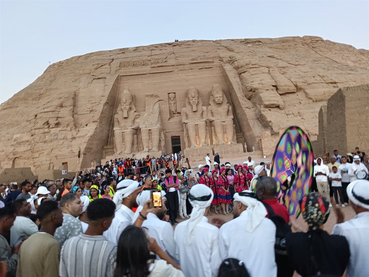 توافد الآلاف من الزائرين لحضور ظاهرة تعامد الشمس على وجه رمسيس الثاني