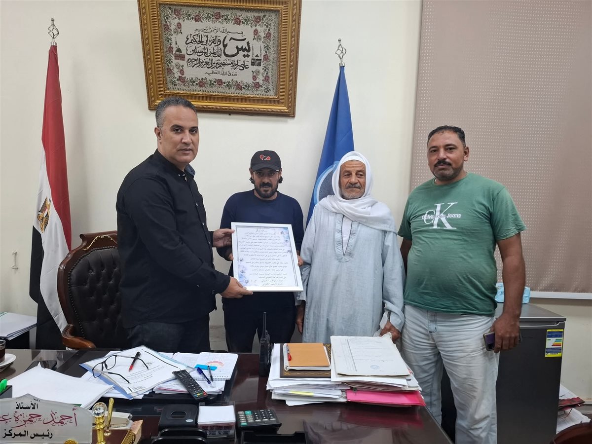 تكريم عامل نظافة لأمانته بعد عثوره مصوغات ذهبية بالبحيرة