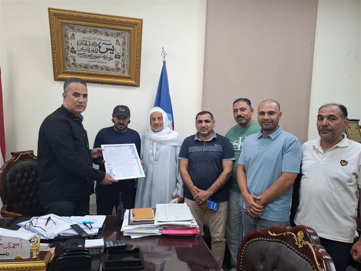 تكريم عامل نظافة لأمانته بعد عثوره مصوغات ذهبية بالبحيرة